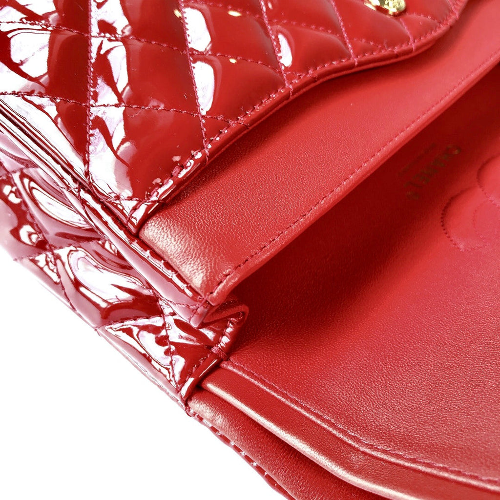 SAC À RABAT MOYEN 25 CM EN CUIR DE VEAU VERNI ROUGE QUINCAILLERIE DORÉE