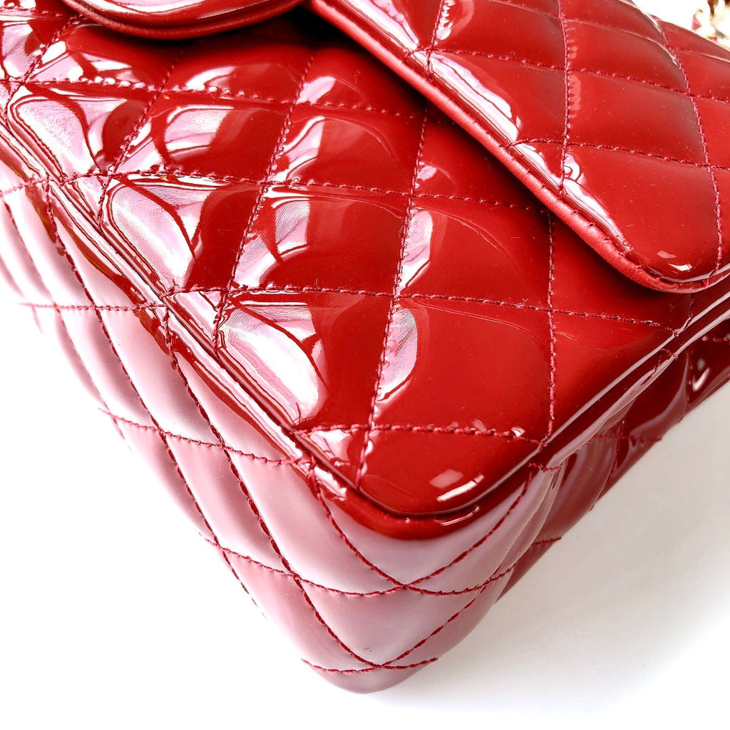 SAC À RABAT MOYEN 25 CM EN CUIR DE VEAU VERNI ROUGE QUINCAILLERIE DORÉE
