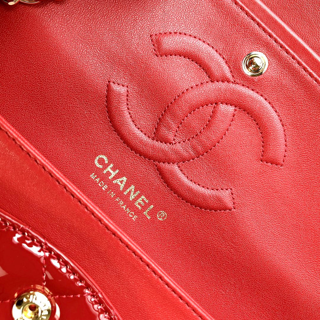 SAC À RABAT MOYEN 25 CM EN CUIR DE VEAU VERNI ROUGE QUINCAILLERIE DORÉE