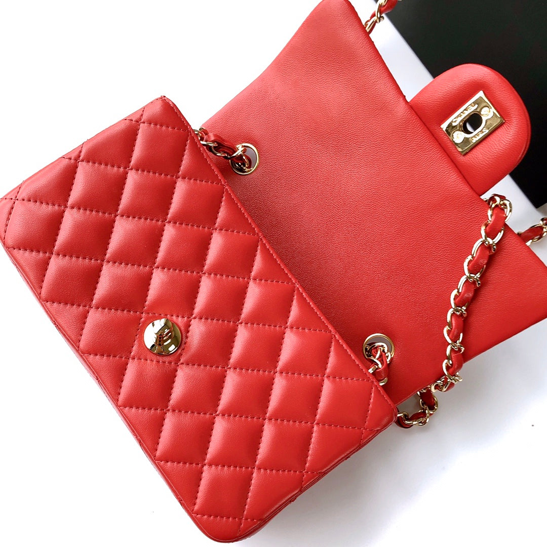 MINI SAC À RABAT RECTANGLE 20 CM EN CUIR D'AGNEAU ROUGE QUINCAILLERIE DORÉ
