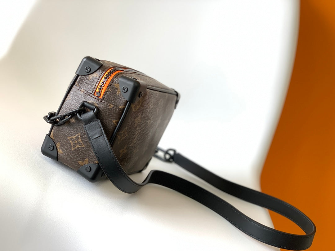 MINI COFFRE SOUPLE 18 EN TOILE MONOGRAMME MARRON AVEC PERSONNAGE ANIMÉ BRODÉ