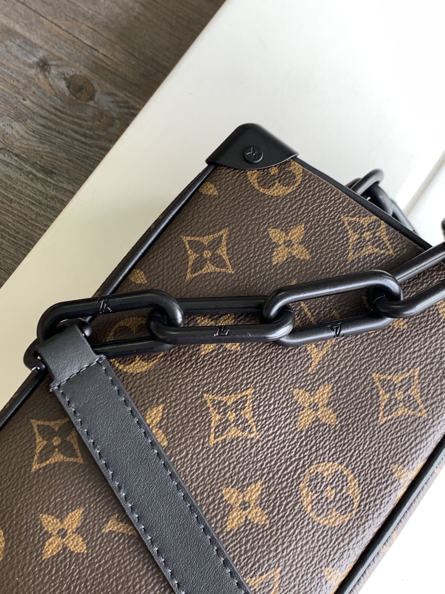 MINI COFFRE SOUPLE 18 EN TOILE MONOGRAMME MARRON AVEC PERSONNAGE ANIMÉ BRODÉ