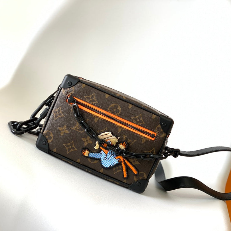 MINI COFFRE SOUPLE 18 EN TOILE MONOGRAMME MARRON AVEC PERSONNAGE ANIMÉ BRODÉ