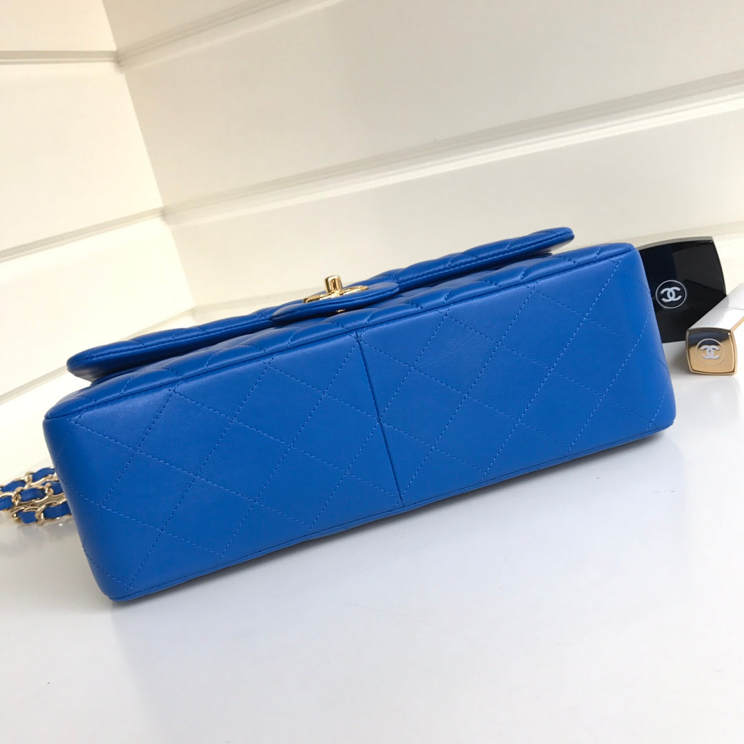 SAC À RABAT JUMBO 30 EN CUIR D'AGNEAU BLEU ET QUINCAILLERIE DORÉ