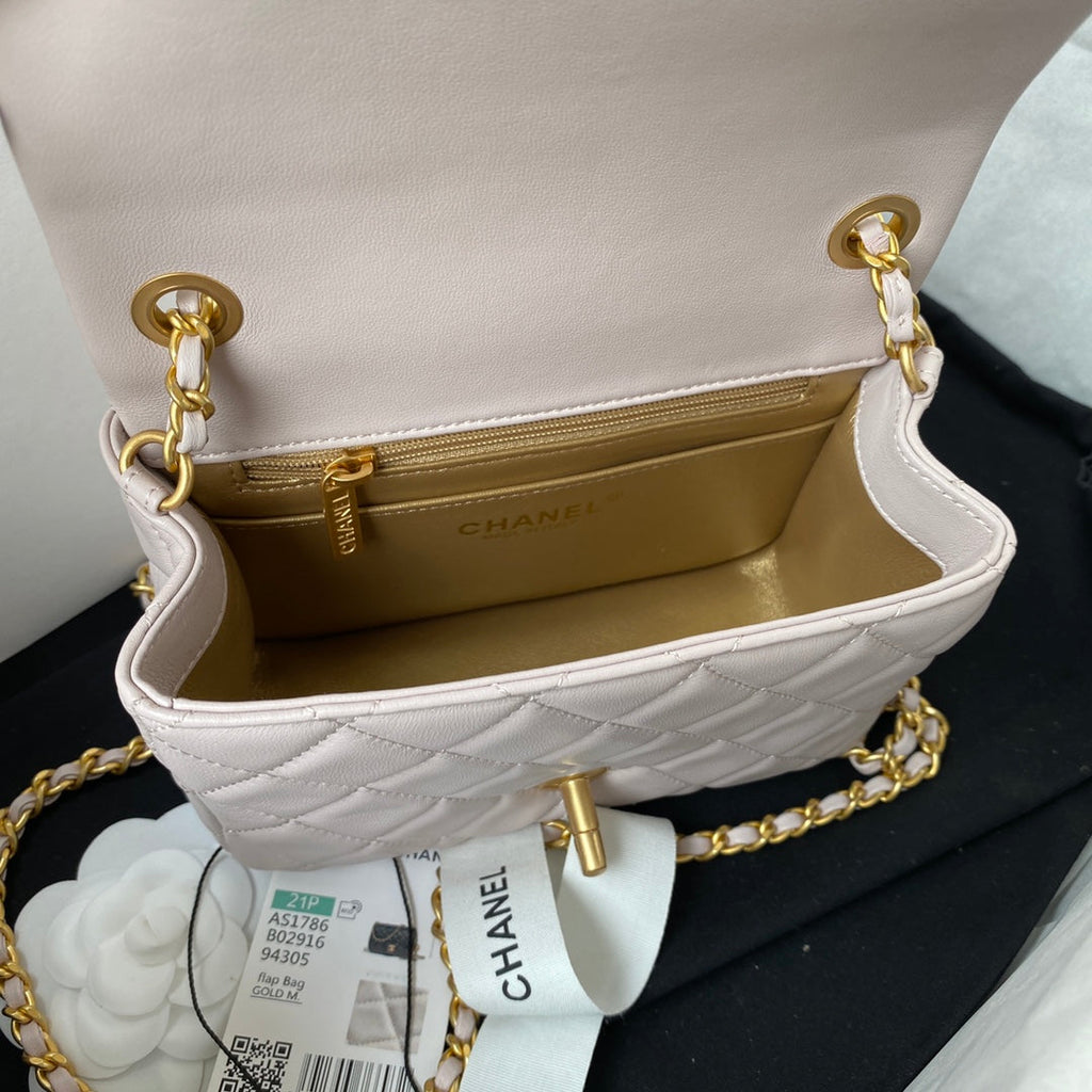MINI SAC À RABAT CLASSIQUE 17 CM EN CUIR D'AGNEAU ROSE PASTEL QUINCAILLERIE DORÉ