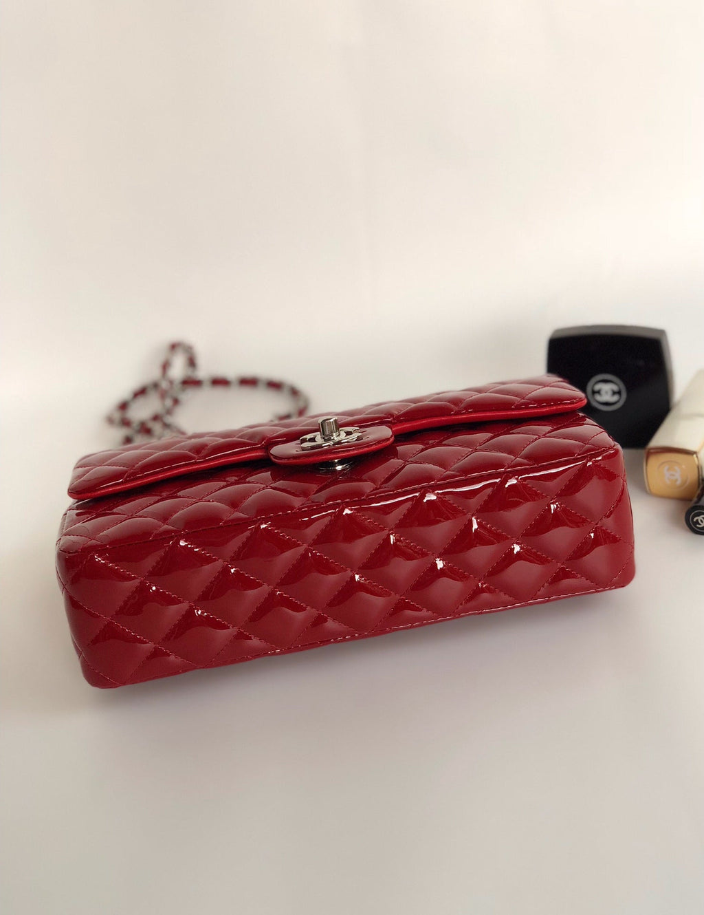 SAC À RABAT MOYEN 25 CM EN CUIR DE VEAU VERNI ROUGE, QUINCAILLERIE ARGENTÉE