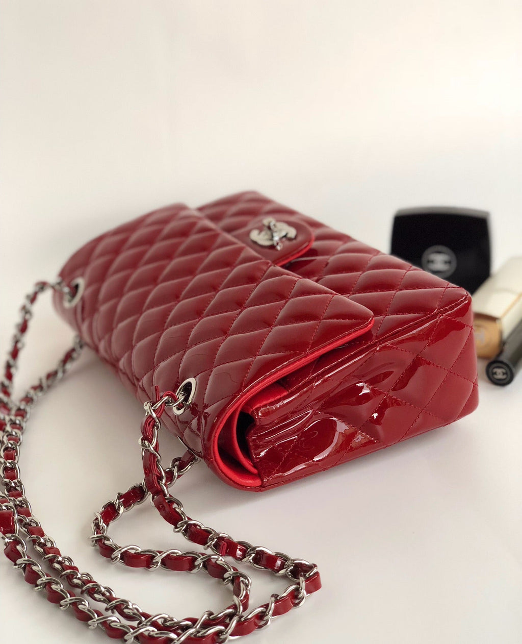 SAC À RABAT MOYEN 25 CM EN CUIR DE VEAU VERNI ROUGE, QUINCAILLERIE ARGENTÉE