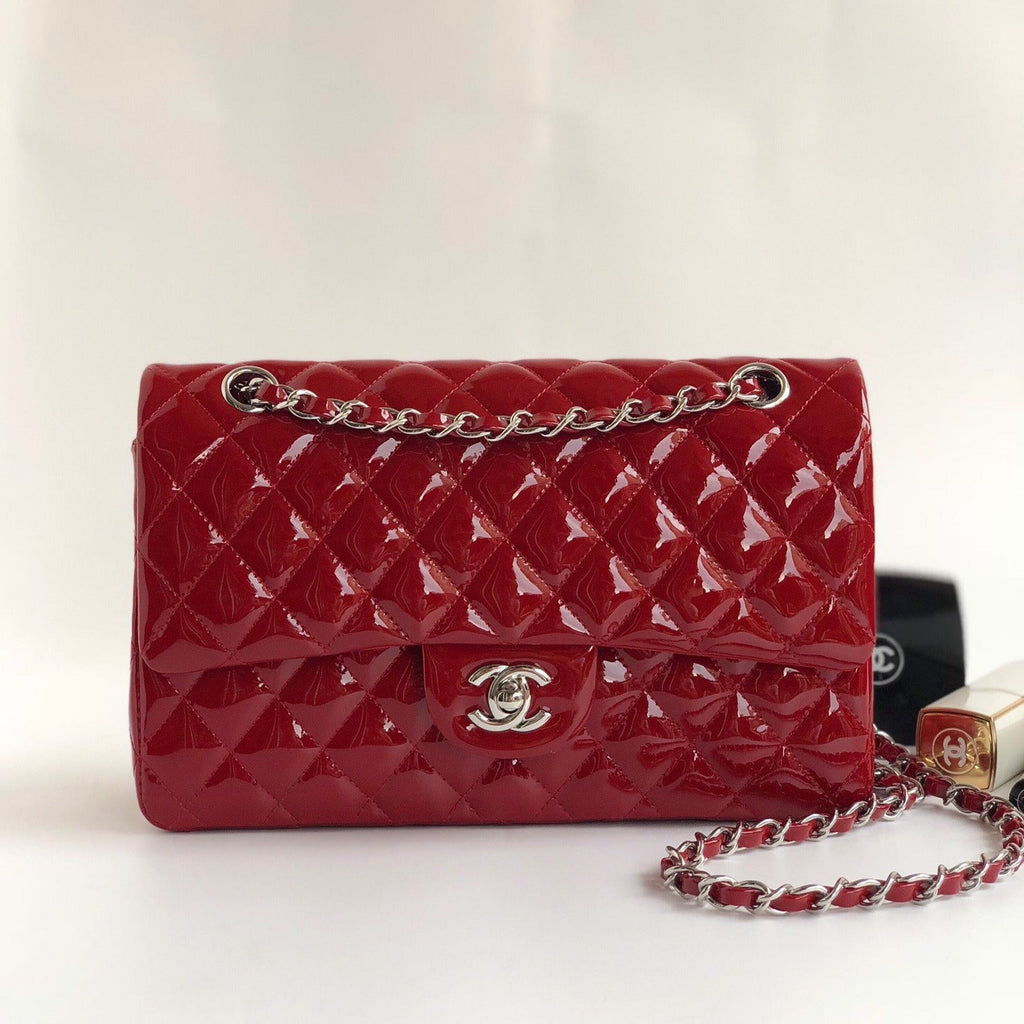 SAC À RABAT MOYEN 25 CM EN CUIR DE VEAU VERNI ROUGE, QUINCAILLERIE ARGENTÉE