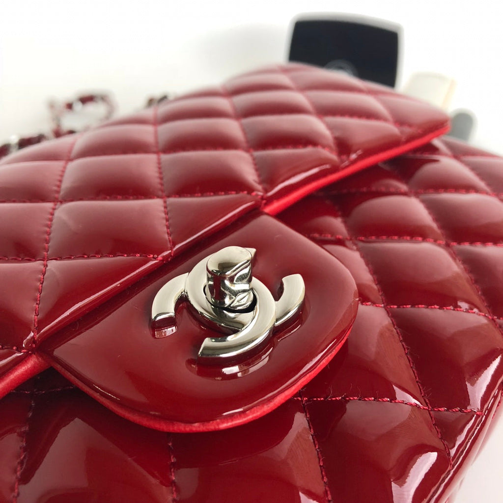 SAC À RABAT MOYEN 25 CM EN CUIR DE VEAU VERNI ROUGE, QUINCAILLERIE ARGENTÉE