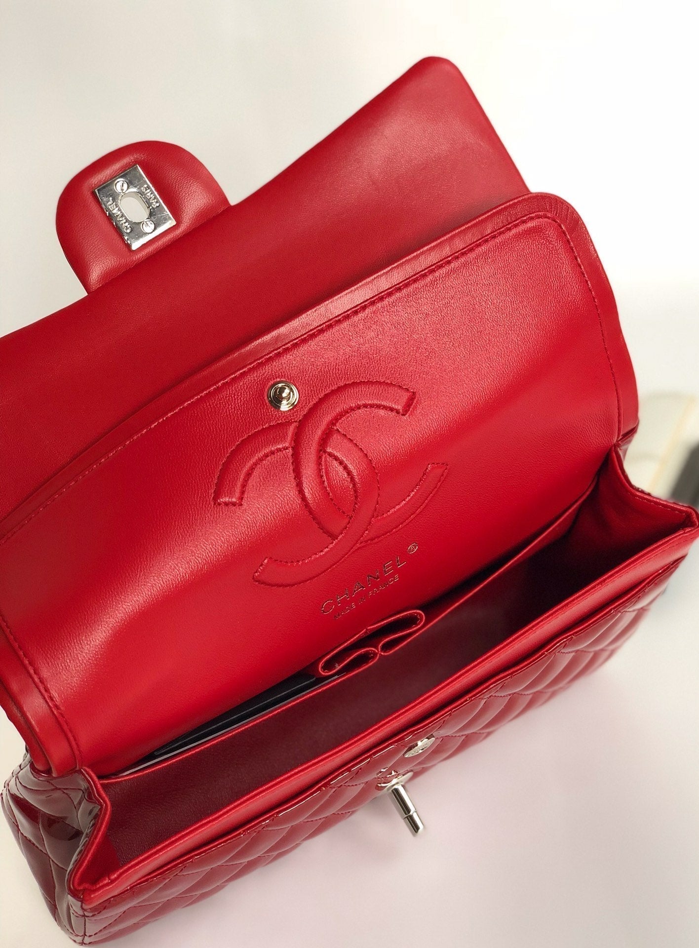SAC À RABAT MOYEN 25 CM EN CUIR DE VEAU VERNI ROUGE, QUINCAILLERIE ARGENTÉE