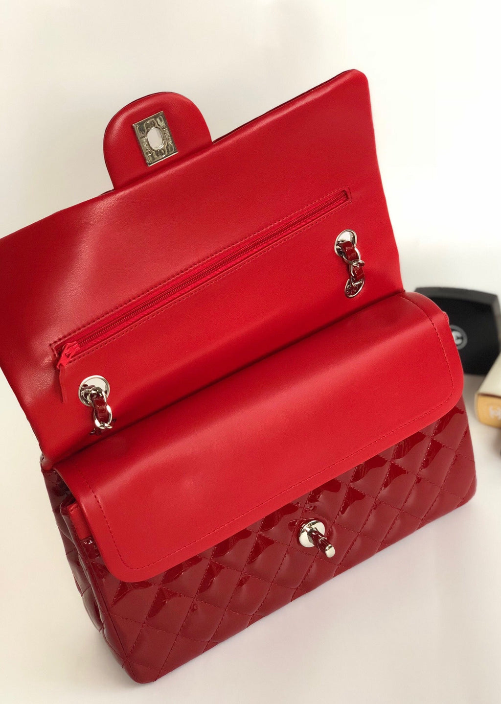 SAC À RABAT MOYEN 25 CM EN CUIR DE VEAU VERNI ROUGE, QUINCAILLERIE ARGENTÉE