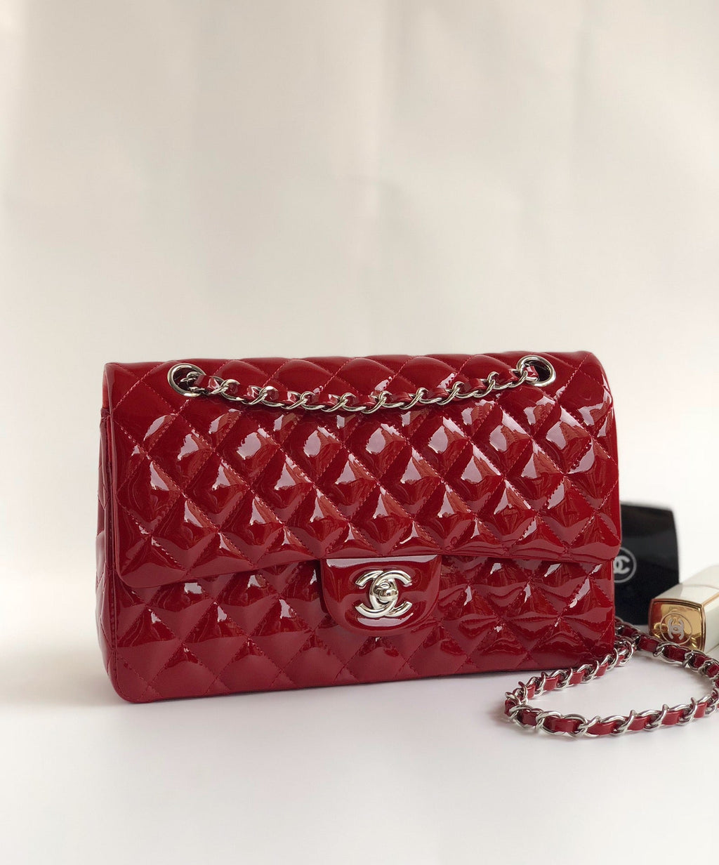 SAC À RABAT MOYEN 25 CM EN CUIR DE VEAU VERNI ROUGE, QUINCAILLERIE ARGENTÉE