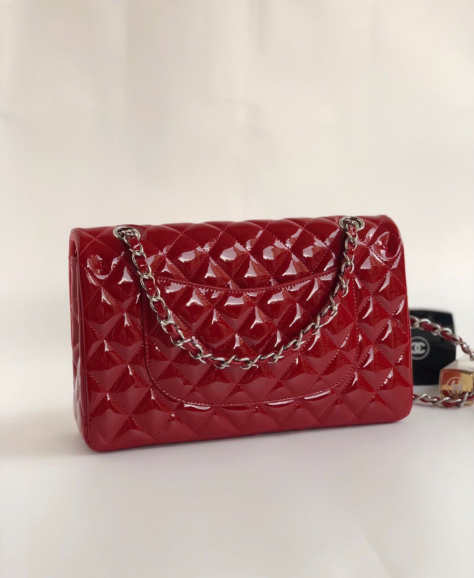 SAC À RABAT MOYEN 25 CM EN CUIR DE VEAU VERNI ROUGE, QUINCAILLERIE ARGENTÉE