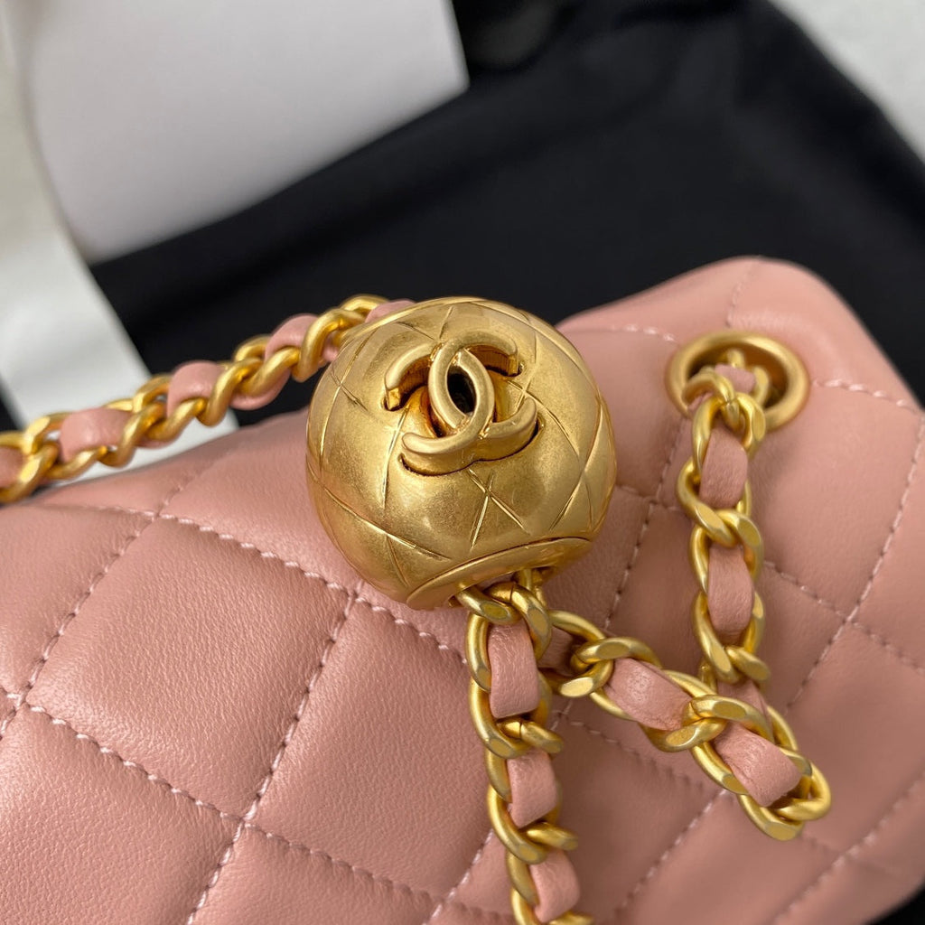 MINI SAC À RABAT CLASSIQUE 20 CM EN CUIR D'AGNEAU ROSE QUINCAILLERIE DORÉ