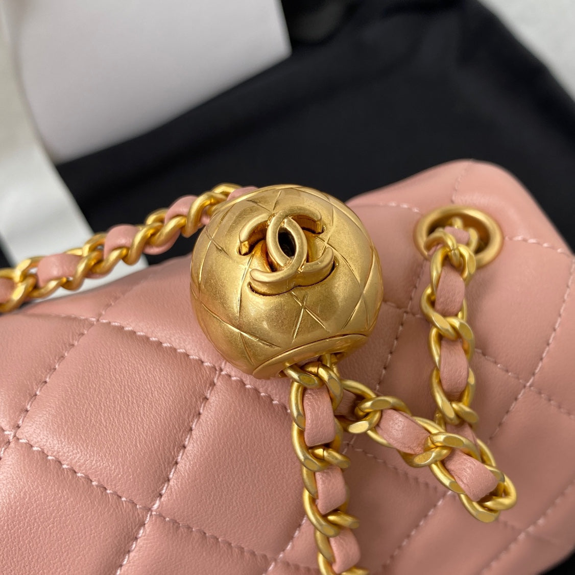 MINI SAC À RABAT CLASSIQUE 20 CM EN CUIR D'AGNEAU ROSE QUINCAILLERIE DORÉ