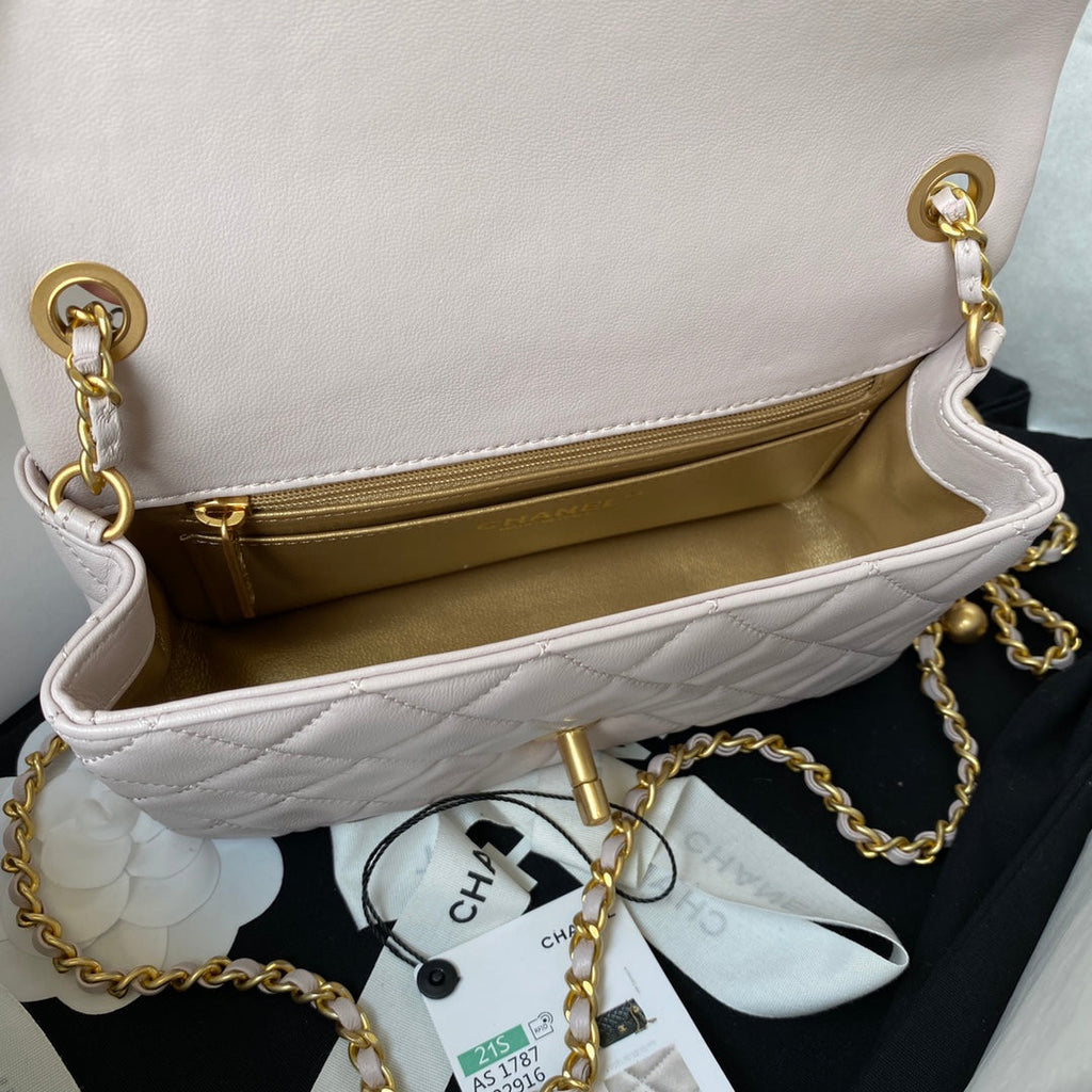 MINI SAC À RABAT CLASSIQUE 20 CM EN CUIR D'AGNEAU ROSE PASTEL QUINCAILLERIE DORÉ
