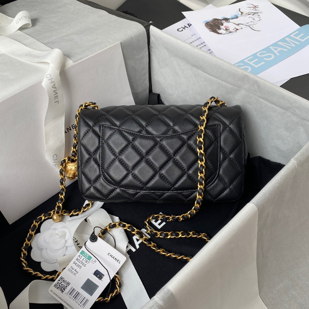 MINI SAC À RABAT CLASSIQUE 20 CM EN CUIR D'AGNEAU NOIR QUINCAILLERIE DORÉ