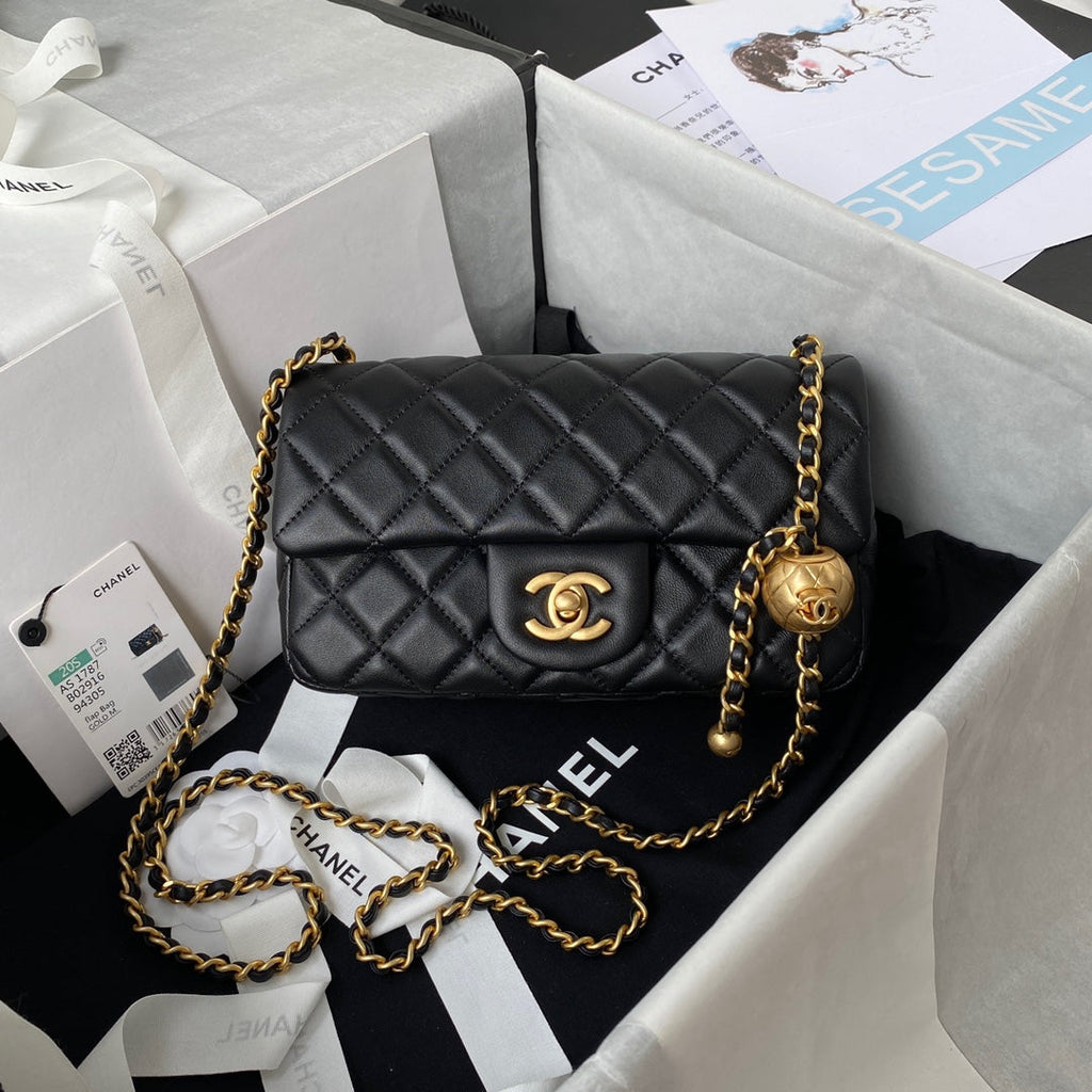 MINI SAC À RABAT CLASSIQUE 20 CM EN CUIR D'AGNEAU NOIR QUINCAILLERIE DORÉ