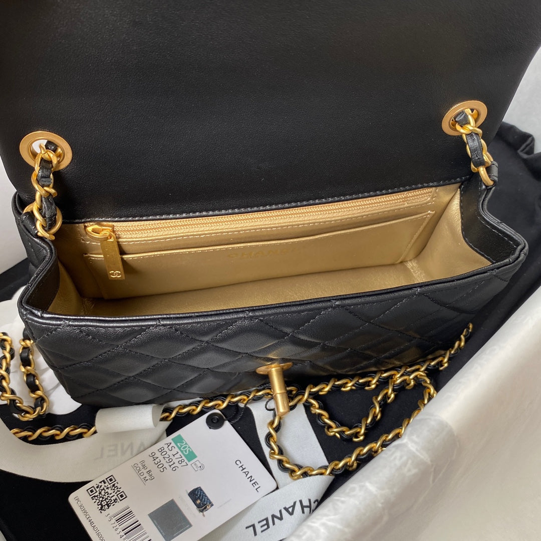 MINI SAC À RABAT CLASSIQUE 20 CM EN CUIR D'AGNEAU NOIR QUINCAILLERIE DORÉ