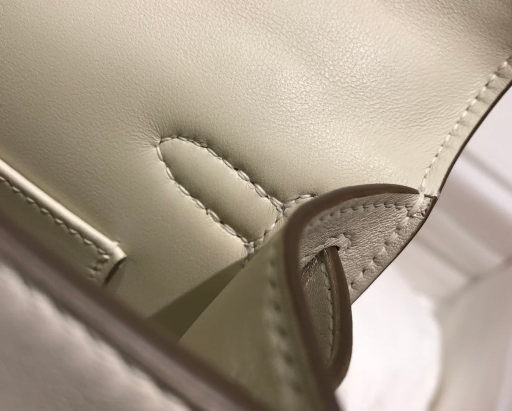 POCHETTE HM KELLY 22 CM BLANC BEIGE SWIFT QUINCAILLERIE ARGENTÉE