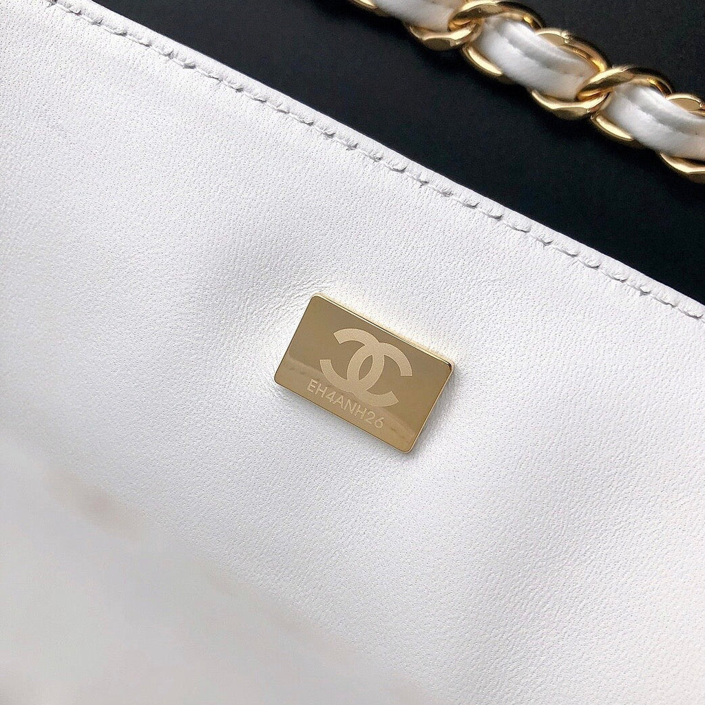 FLAP BAG JUMBO 30CM WHITE LAMBSKIN GOLD HARDWARE