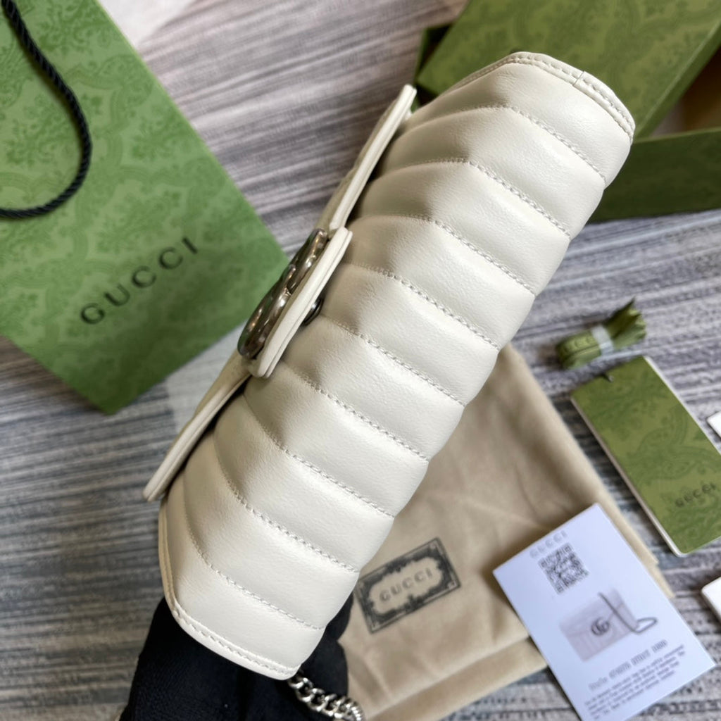 SAC À BANDOULIÈRE GG MARMONT MINI 20 EN CUIR DE VEAU BLANC