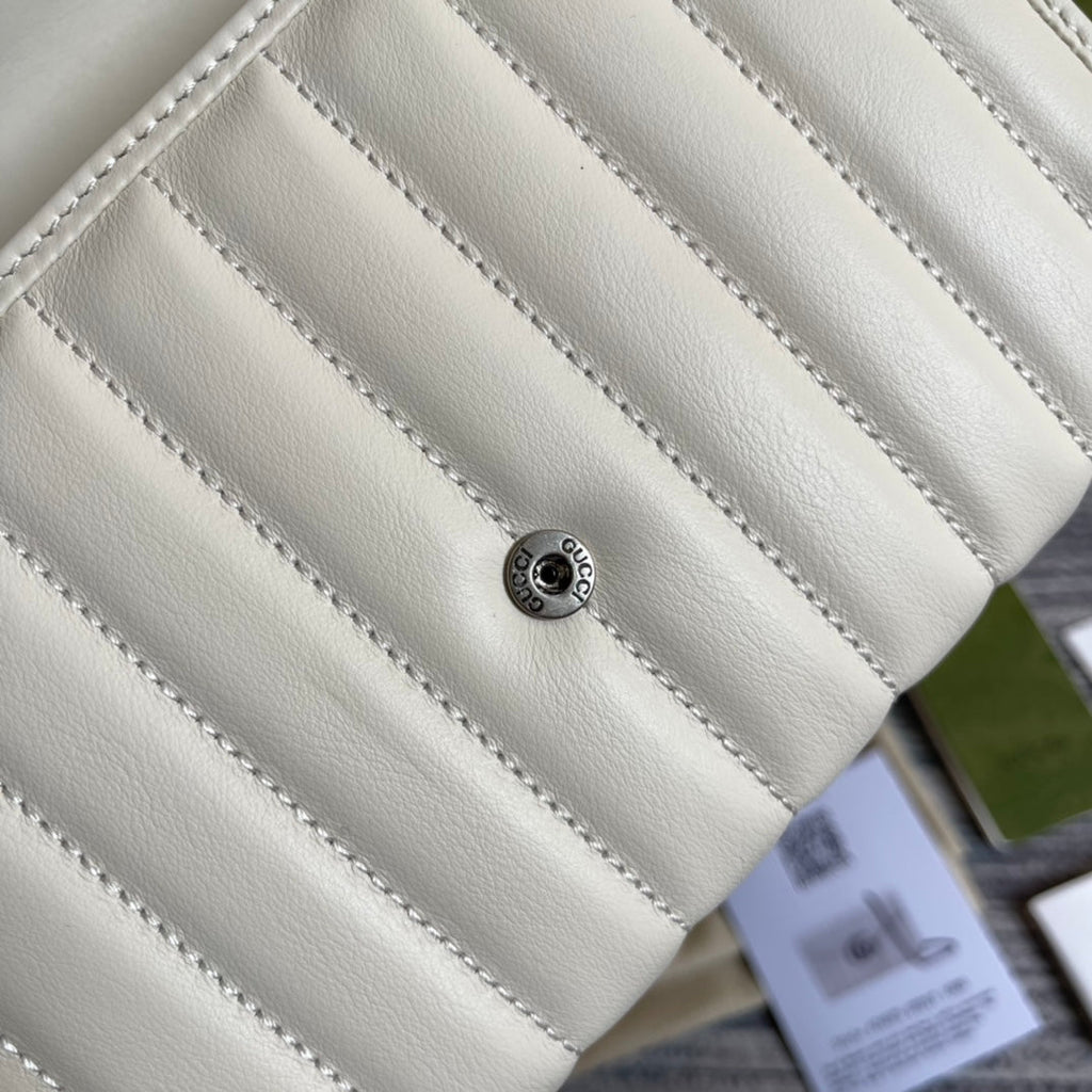 SAC À BANDOULIÈRE GG MARMONT MINI 20 EN CUIR DE VEAU BLANC