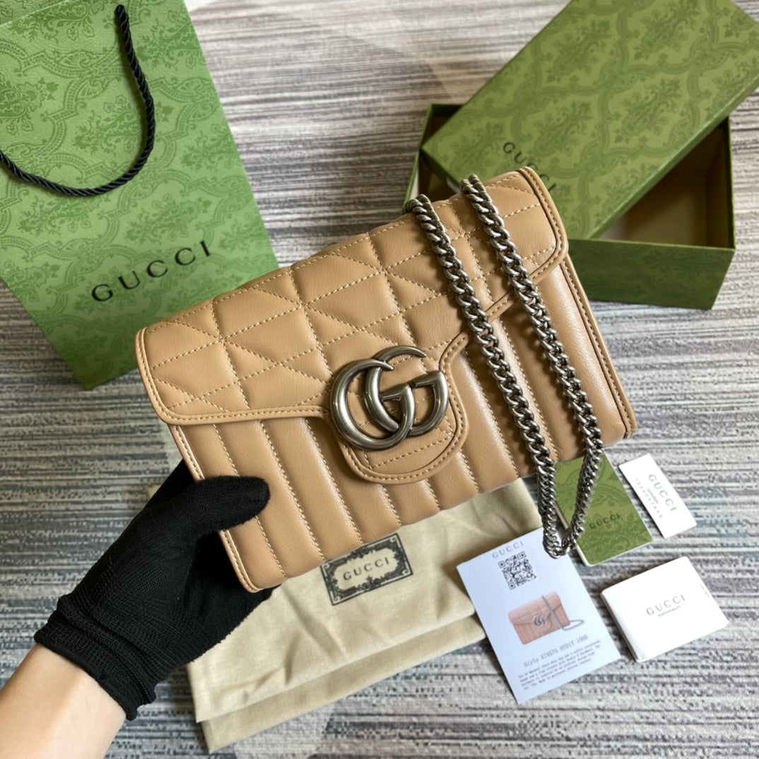 SAC À BANDOULIÈRE GG MARMONT MINI 20 EN CUIR DE VEAU MARRON CAMEL