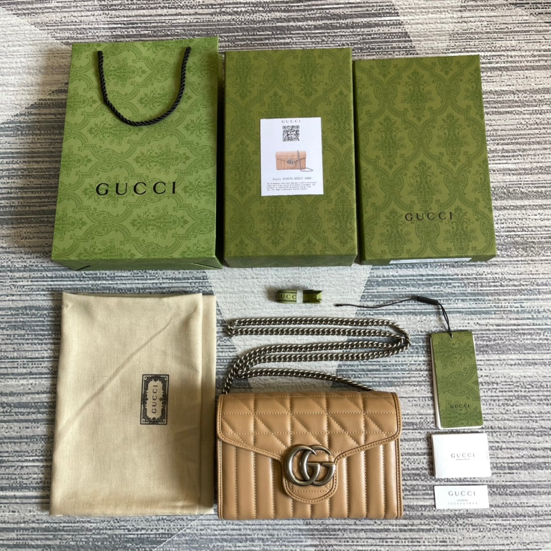 SAC À BANDOULIÈRE GG MARMONT MINI 20 EN CUIR DE VEAU MARRON CAMEL