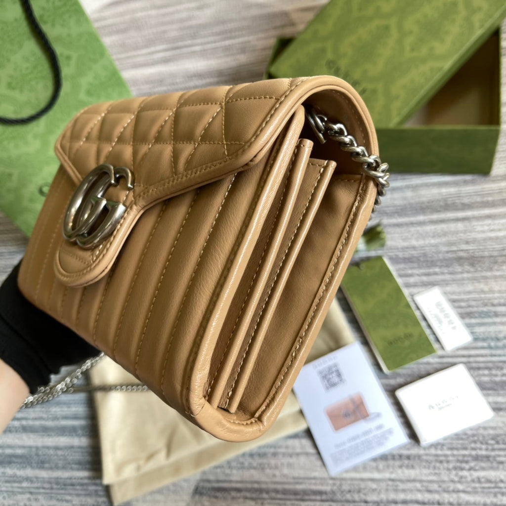 SAC À BANDOULIÈRE GG MARMONT MINI 20 EN CUIR DE VEAU MARRON CAMEL
