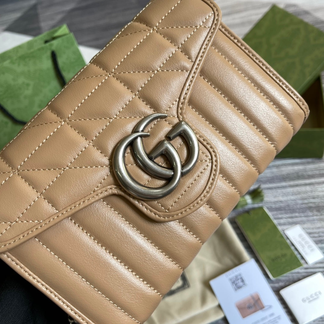 SAC À BANDOULIÈRE GG MARMONT MINI 20 EN CUIR DE VEAU MARRON CAMEL