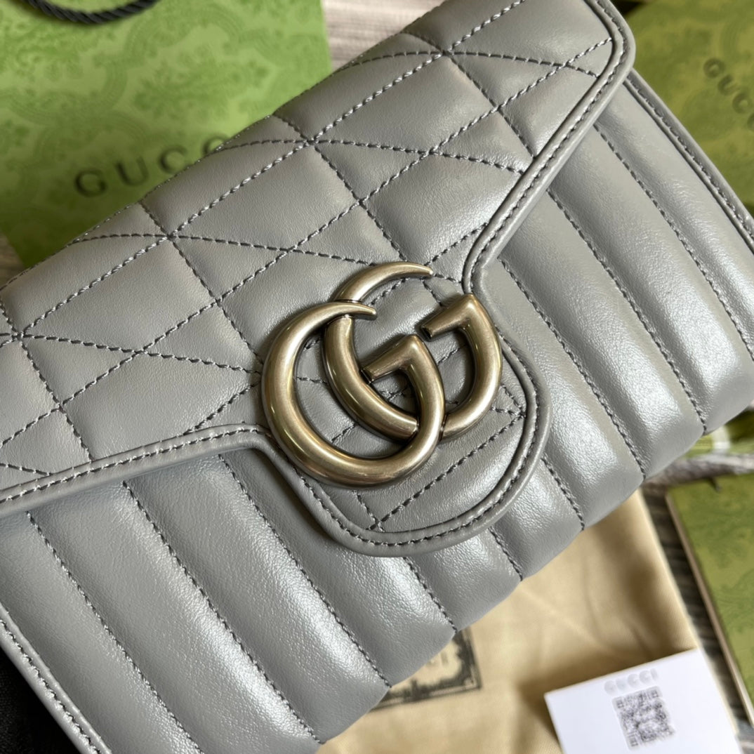 SAC À BANDOULIÈRE GG MARMONT MINI 20 EN CUIR DE VEAU GRIS