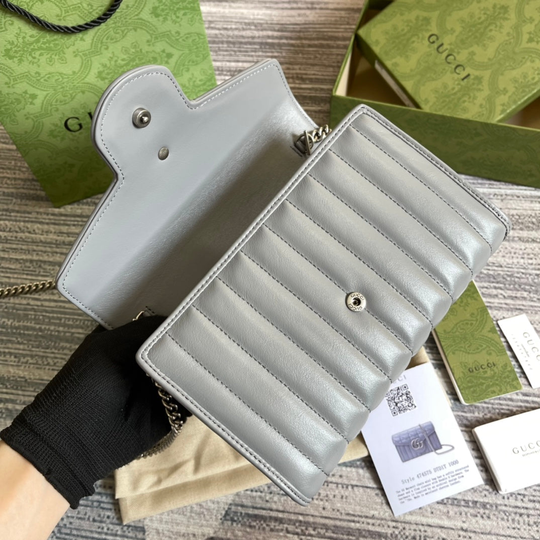 SAC À BANDOULIÈRE GG MARMONT MINI 20 EN CUIR DE VEAU GRIS