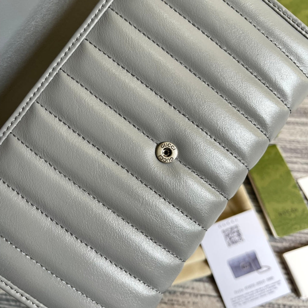 SAC À BANDOULIÈRE GG MARMONT MINI 20 EN CUIR DE VEAU GRIS