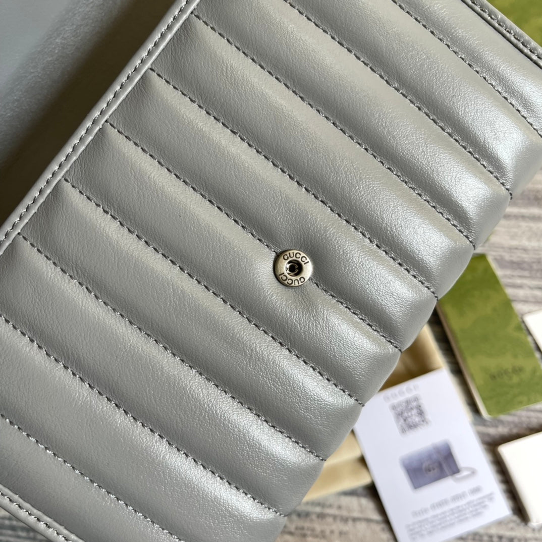 SAC À BANDOULIÈRE GG MARMONT MINI 20 EN CUIR DE VEAU GRIS