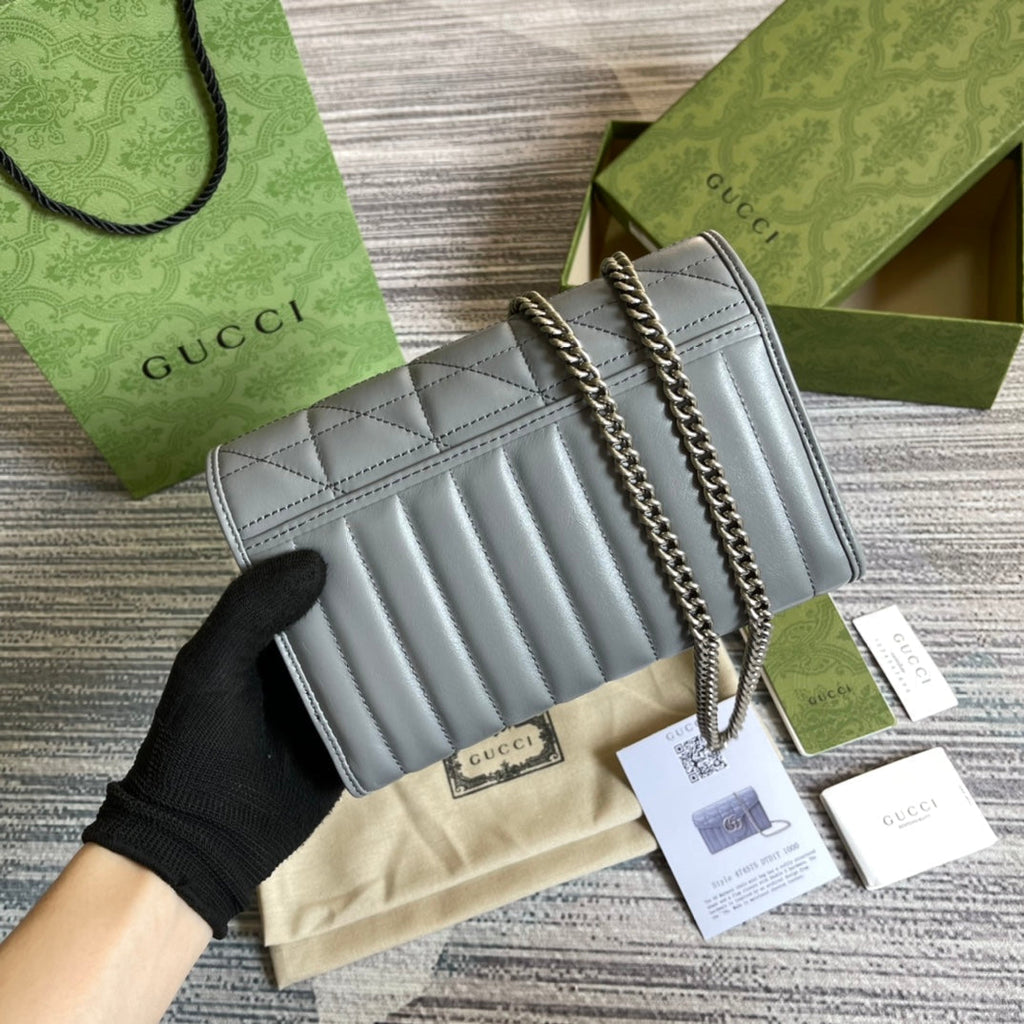 SAC À BANDOULIÈRE GG MARMONT MINI 20 EN CUIR DE VEAU GRIS