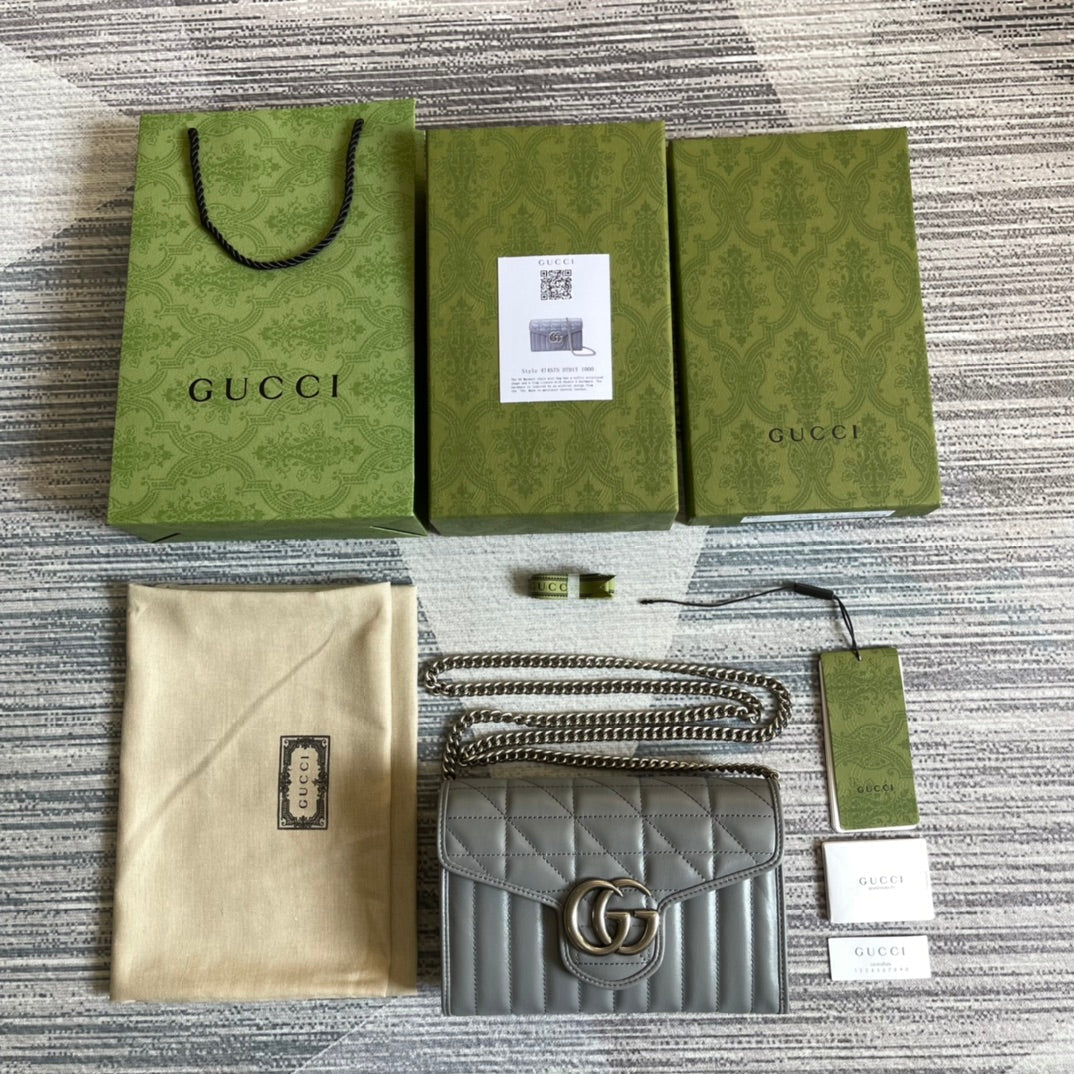SAC À BANDOULIÈRE GG MARMONT MINI 20 EN CUIR DE VEAU GRIS