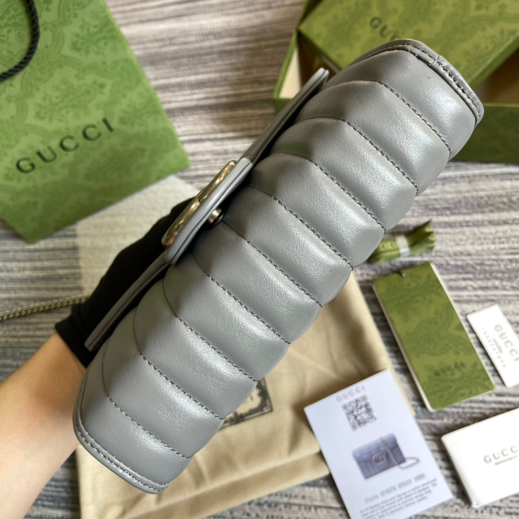 SAC À BANDOULIÈRE GG MARMONT MINI 20 EN CUIR DE VEAU GRIS