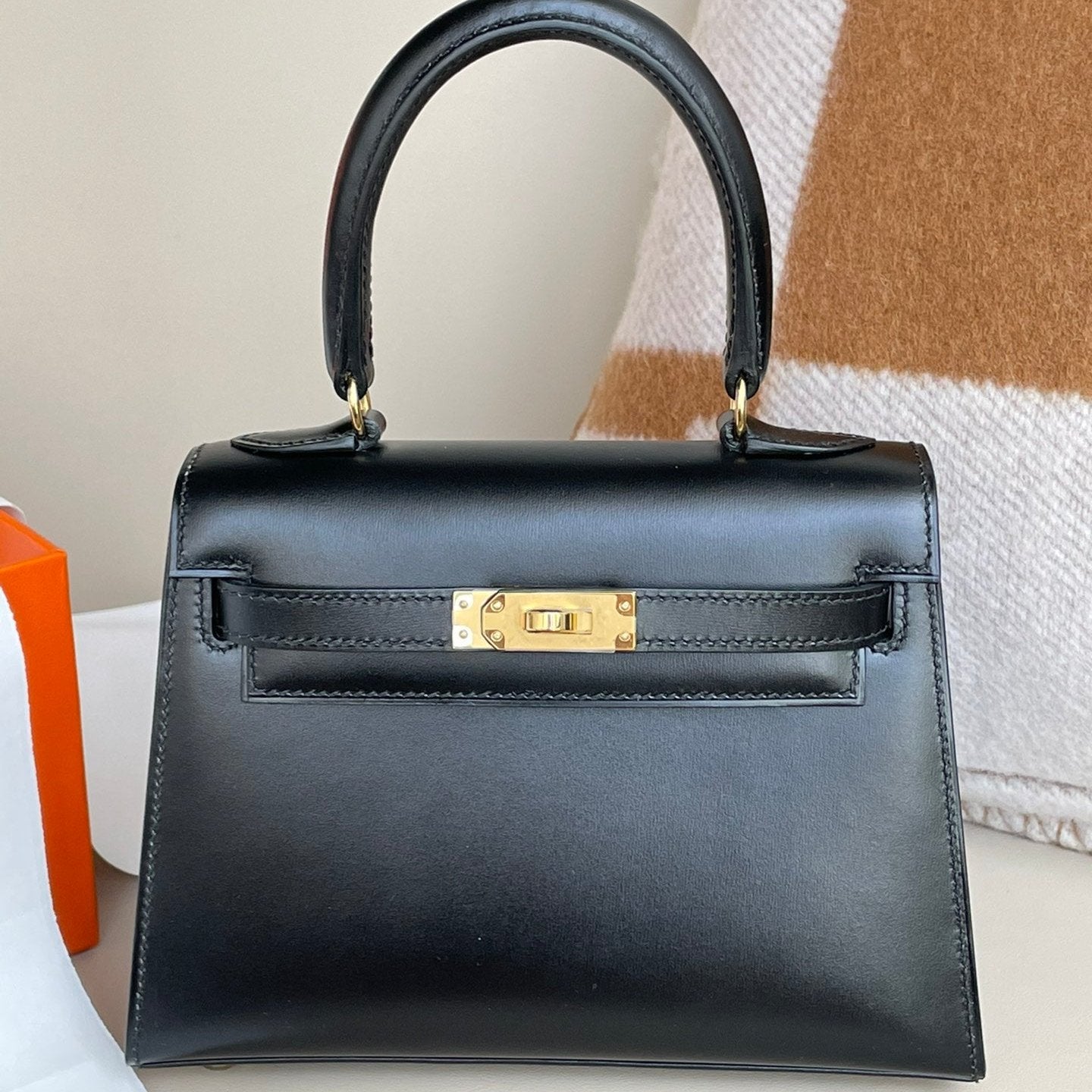 SAC KELLY MINI 20 EN CUIR DE VEAU LISSE NOIR AVEC QUINCAILLERIE DORÉ (FABRIQUÉ SUR COMMANDE)
