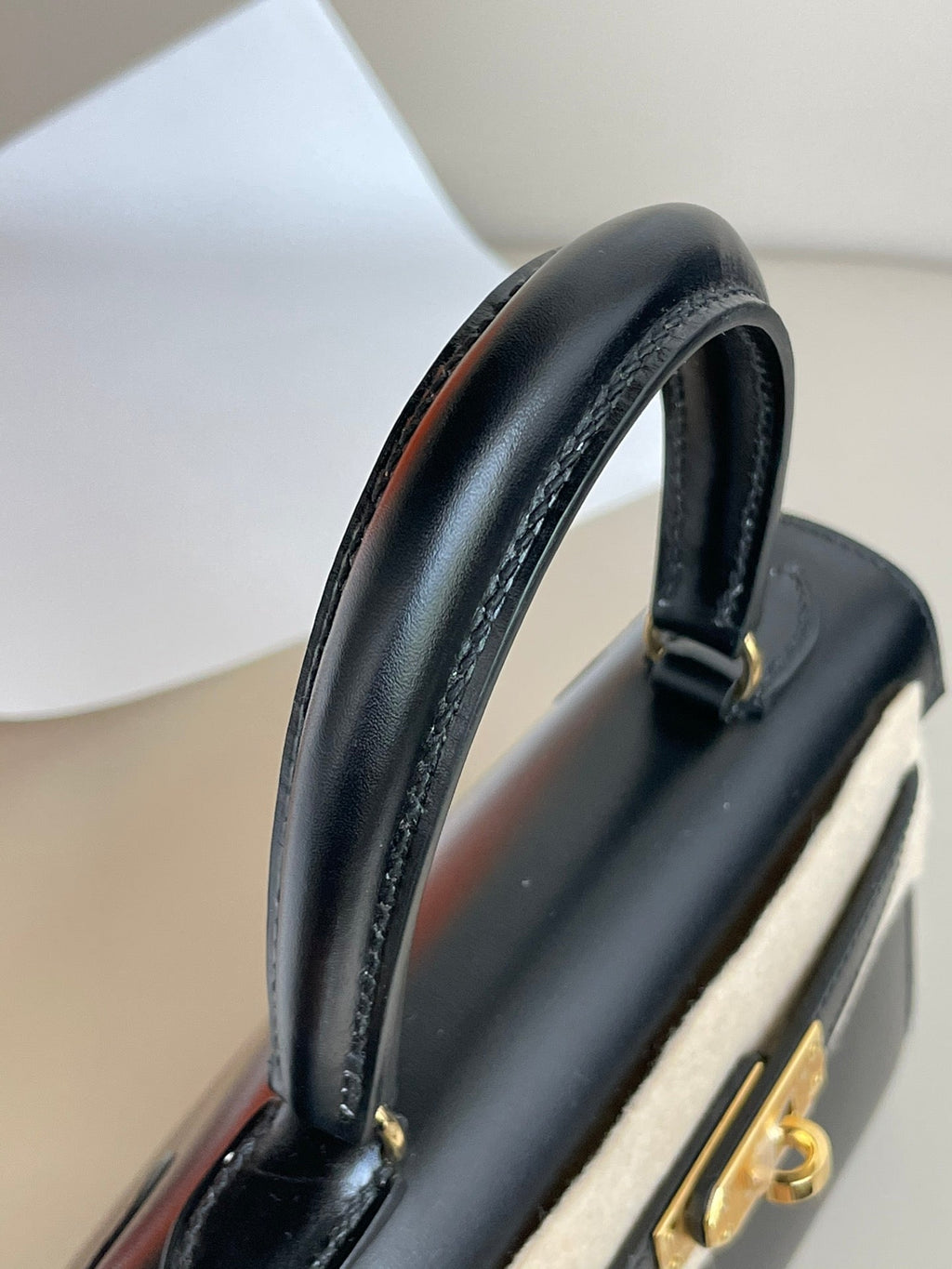 SAC KELLY MINI 20 EN CUIR DE VEAU LISSE NOIR AVEC QUINCAILLERIE DORÉ (FABRIQUÉ SUR COMMANDE)