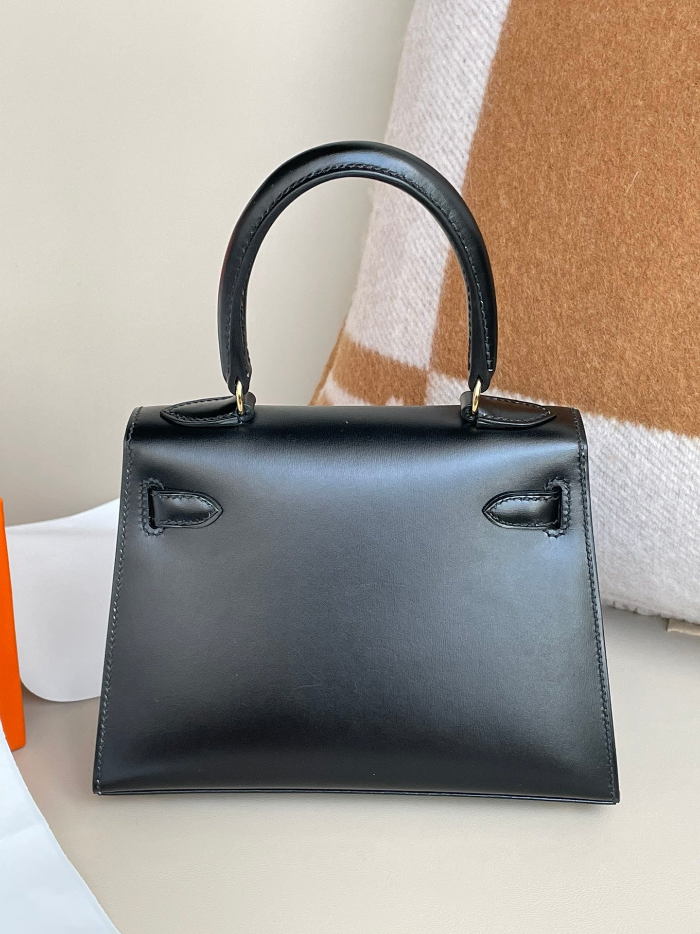 SAC KELLY MINI 20 EN CUIR DE VEAU LISSE NOIR AVEC QUINCAILLERIE DORÉ (FABRIQUÉ SUR COMMANDE)