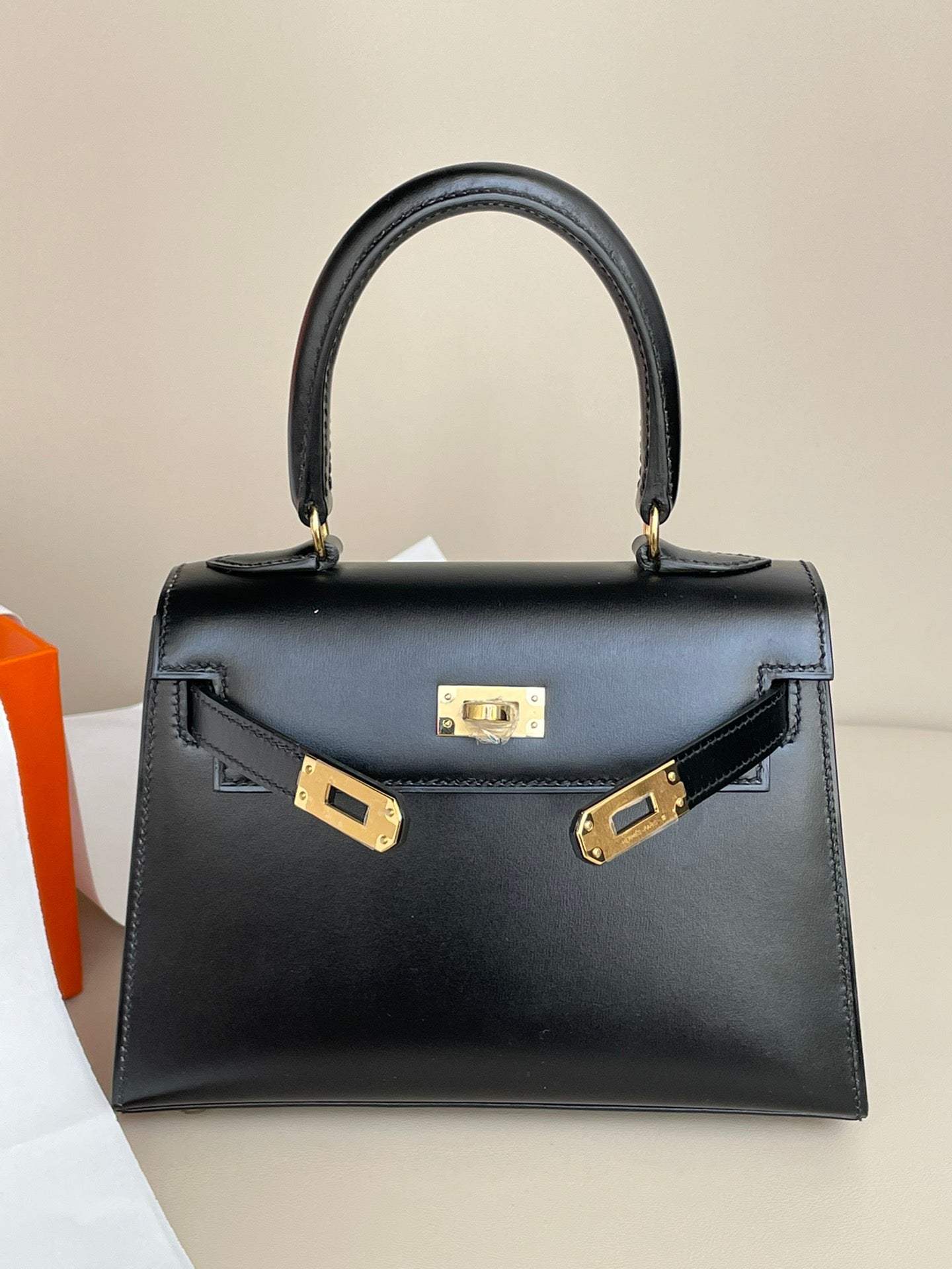 SAC KELLY MINI 20 EN CUIR DE VEAU LISSE NOIR AVEC QUINCAILLERIE DORÉ (FABRIQUÉ SUR COMMANDE)