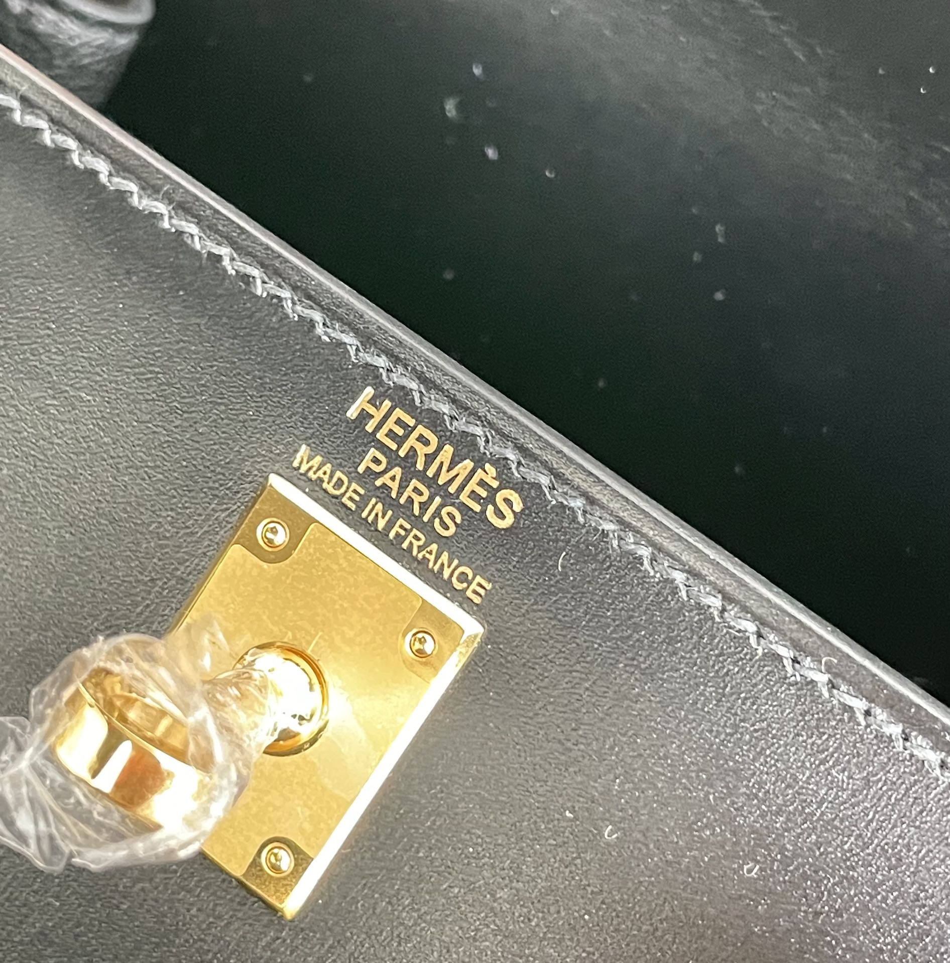 SAC KELLY MINI 20 EN CUIR DE VEAU LISSE NOIR AVEC QUINCAILLERIE DORÉ (FABRIQUÉ SUR COMMANDE)