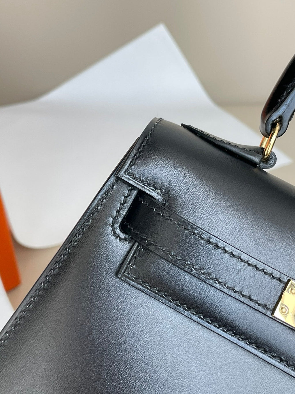 SAC KELLY MINI 20 EN CUIR DE VEAU LISSE NOIR AVEC QUINCAILLERIE DORÉ (FABRIQUÉ SUR COMMANDE)