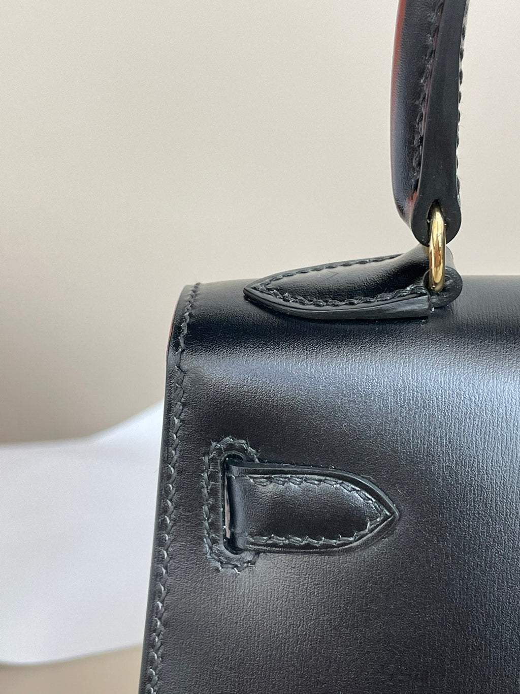 SAC KELLY MINI 20 EN CUIR DE VEAU LISSE NOIR AVEC QUINCAILLERIE DORÉ (FABRIQUÉ SUR COMMANDE)