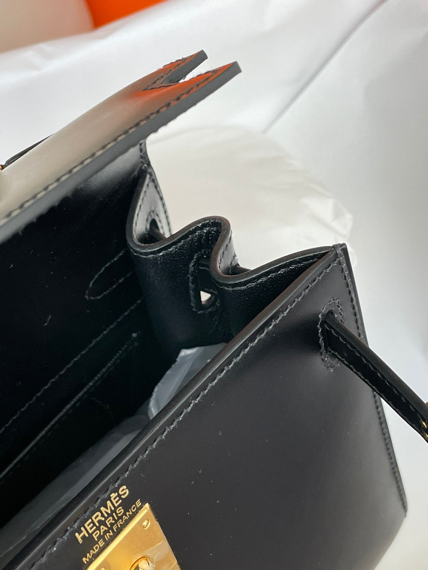 SAC KELLY MINI 20 EN CUIR DE VEAU LISSE NOIR AVEC QUINCAILLERIE DORÉ (FABRIQUÉ SUR COMMANDE)
