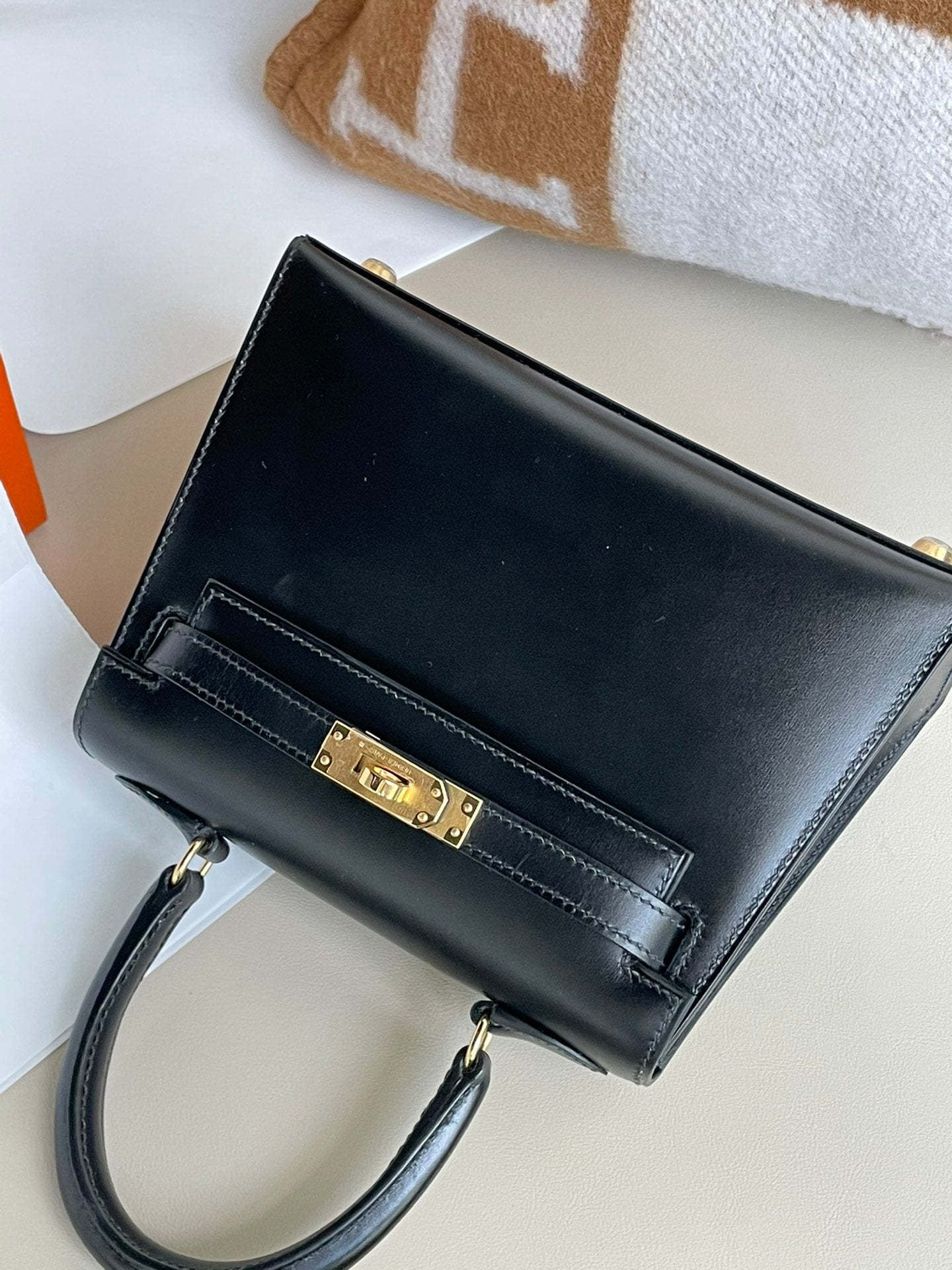 SAC KELLY MINI 20 EN CUIR DE VEAU LISSE NOIR AVEC QUINCAILLERIE DORÉ (FABRIQUÉ SUR COMMANDE)