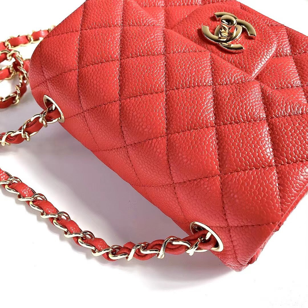 MINI SAC À RABAT CARRÉ 17 CM ROUGE CAVIAR QUINCAILLERIE OR