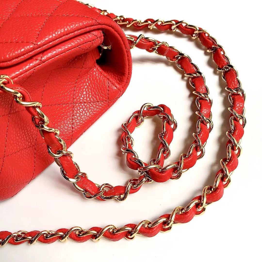 MINI SAC À RABAT CARRÉ 17 CM ROUGE CAVIAR QUINCAILLERIE OR