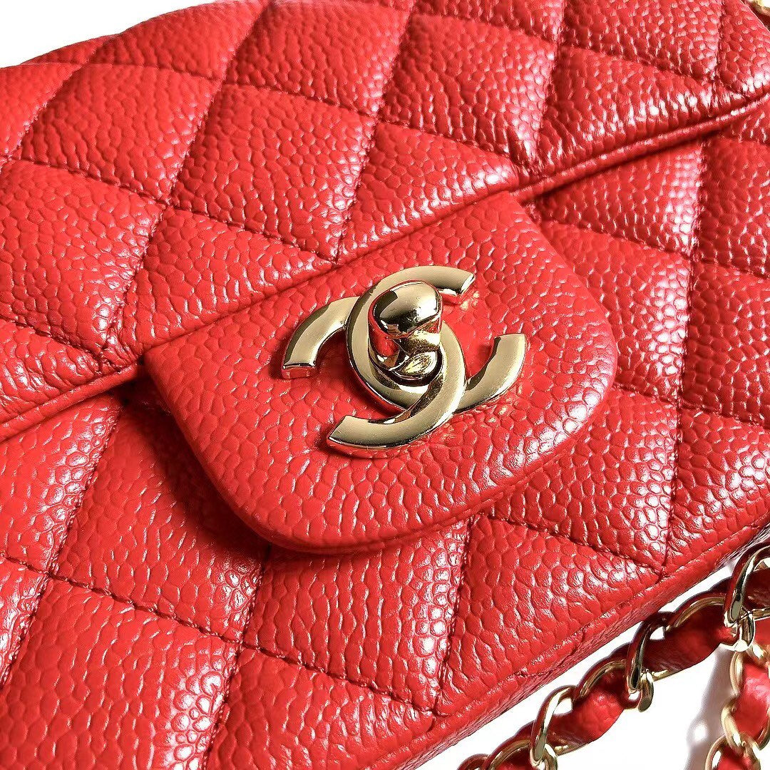 MINI SAC À RABAT CARRÉ 17 CM ROUGE CAVIAR QUINCAILLERIE OR